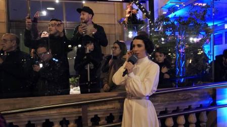 El teatro Victoria Eugenia de San Sebastián acogió este miércoles el preestreno en España de la última película de 'Star Wars', 42 años después de que también lo hiciera con 'La guerra de las galaxias'.