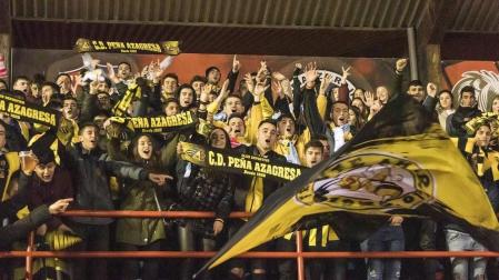 Los aficionados de la Peña Azagresa animaron a su equipo sin parar en las gradas de La Planilla.