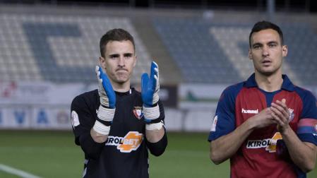 Iñaki Álvarez, junto a Unai García, aplaude a la grada.