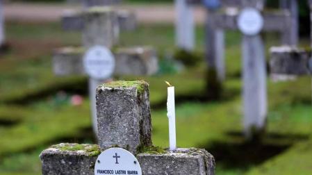 Todas las fotos de las visitas a los cementerios navarros en el Día de Todos los Santos