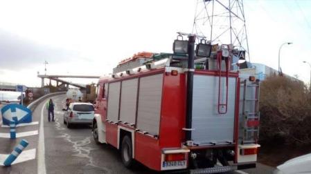 Una persona herida en un choque entre un coche y un camión cisterna en la A-68