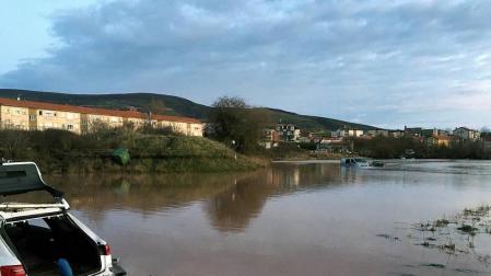 La localidad cántabraha amanecido teñida del marrón del lodo