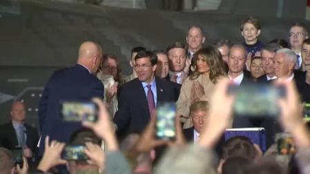 Trump firma la ley de defensa que crea la nueva Fuerza Espacial