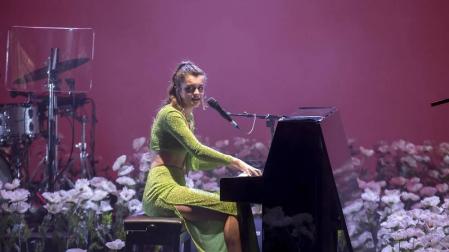 La pamplonesa debutaba en su casa y ese hecho, en parte, le generaba un nerviosismo que ha reconocido al inicio del concierto. “No os imagináis la ilusión que me hace cantar aquí. Estaba a punto de llorar antes de salir”, ha confesado