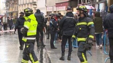 La caída de cascotes por el viento en la calle el Carmen obliga a cerrar Doña Manolita