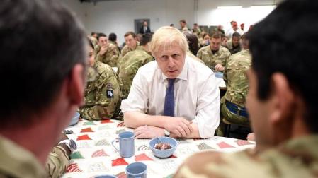 El primer ministro británico sirvió a los soldados una comida prenavideña en la cantina de esa base.