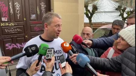 Alegría en la calle Aldapa tras repartir 5 millones del tercer premio.