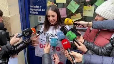 Beatriz García, de la Administración de Lotería de la calle Aldada, celebra el tercer premio