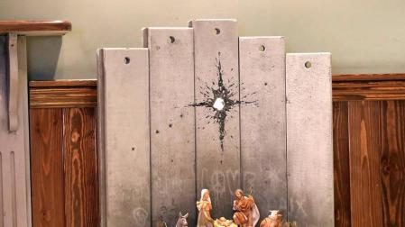 Banksy instala en Belén un provocador pesebre en su hotel