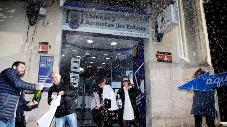 Celebraciones en el exterior de la administración de lotería nº 3 de Alcoy.