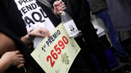 ¿De dónde salen los carteles y las camisetas con los números premiados?