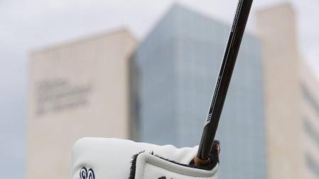 El palo de golf de Jon Rham, a subasta para luchar contra el cáncer infantil