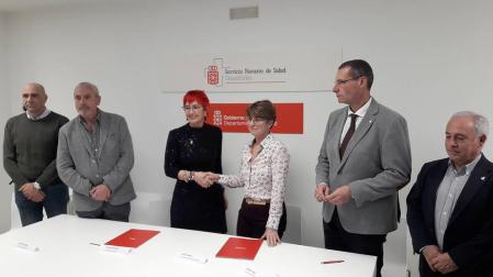 La consejera de Salud del Gobierno de Navarra, Santos Induráin, y la presidenta del Sindicato Médico de Navarra, Aurelia, Mena, tras la firma del aucerdo de mejora de condiciones para el colectivo médico.
