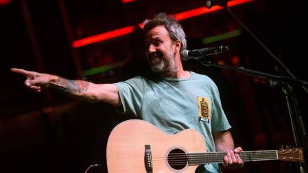 Pau Donés vuelve a casa por Navidad para cantar contra el cáncer
