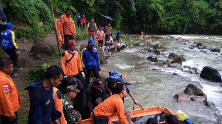Al menos 26 muertos tras despeñarse un autobús por un barranco en Indonesia