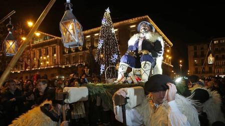 Paso de la tradicional comitiva del carbonero por las calles de la capital navarra dando inicio a las Navidades 2019