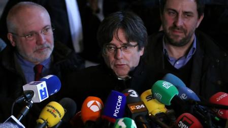 Puigdemont, rodeado por Antoni Comin y Lluis Puig en el Palacio de Justicia de Bruselas.