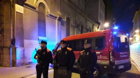 Tres agentes de la Policía Foral, en Nochebuena en Pamplona.