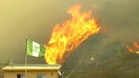 Las llamas devoran más de 200 casas en Valparaíso (Chile)