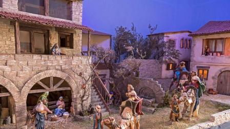 El belén del consistorio estellés estrena escenario y figuras más modernas