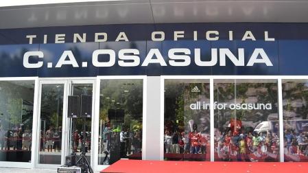 Osasuna abrió este viernes en El Sadar su nueva tienda Adidas, y aprovechó este evento para presentar todas las equipaciones de juego del equipo para esta temporada.