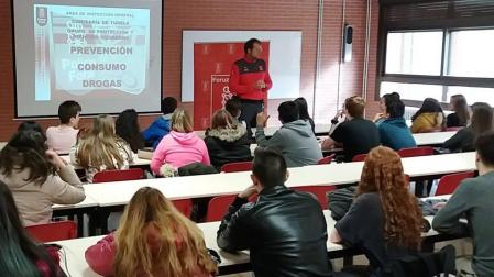 Un agente de Policía Foral, durante una charla impartida en un centro educativo.