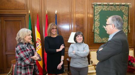 El alcalde de Pamplona se reúne con las responsables del Club Natación