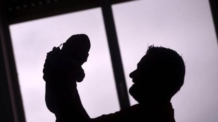 El permiso de paternidad subirá a 16 semanas en dos años por decreto