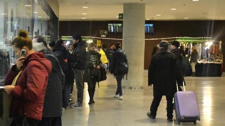 Imágenes de las estaciones de autobuses y de tren de Pamplona, tras la Nochebuena y el Día de Navidad