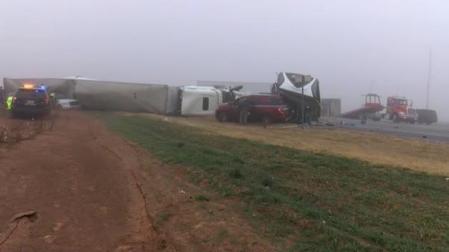 Un camión sufre un aparatoso accidente en Texas (EE UU)