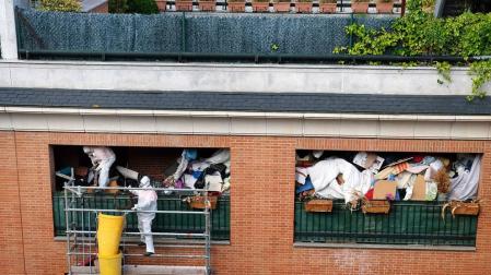 Operarios de la limpieza de un piso en Mendebaldea: “Nunca habíamos visto algo así”