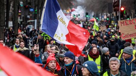 'Chalecos amarillos' y sindicalistas en la cuarta semana de huelga indefinida