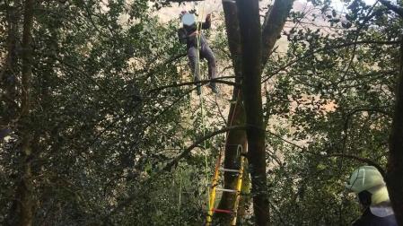 El parapentista, en el momento del rescate en Bera.