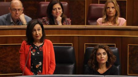 Robles dice que Rajoy dejó al país "muy comprometido para mal" y el PP la tacha de "boba"