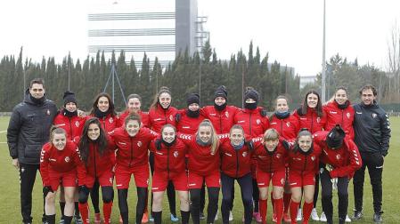 Las jugadoras y técnicos de Osasuna Femenino se entrenaban este lunes por la mañana en uno de los campos anexos de Tajonar bajo un intenso frío. De izda. a dcha., de pie, aparecen: David Rivera (segundo entrenador), Leye Fernández, Lidia Alén, Aitana Zumárraga, Nerea Tellería, Maitane Zalba, Mai Garde, Patri Zugasti, Garazi Facila, Celia Ochoa, Marián Pueyo, Mikel Bakaikoa (entrenador). Delante: Vanessa Rodríguez, Miriam Rivas, María Aizkorbe, Sara Carrillo, María Blanco, Lorena Herrera, Oihane Gil, Iara Lacosta y Jaione Larraiotz.