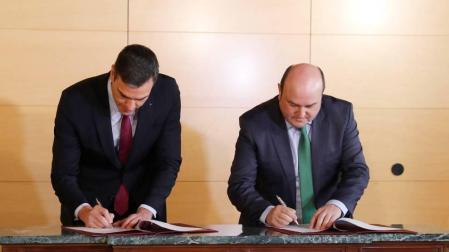Sánchez y Ortuzar firman el pacto por el que el PNV apoya la investidura