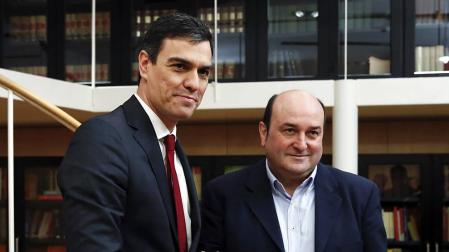 El secretario general del PSOE, Pedro Sánchez (i), se reúne con el presidente del PNV, Andoni Ortuzar.