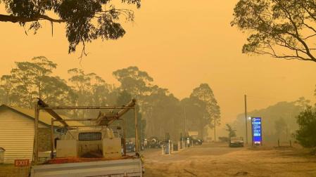 Los incendios acorralan a miles de personas en playas de Australia