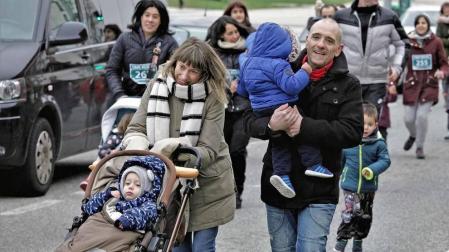 Disfraces, colorido y carreras para despedir el año en el barrio pamplonés.