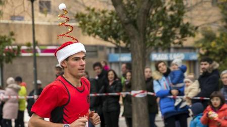 Colorido y disfraces para despedir a la carrera el año en la localidad de Barañáin.