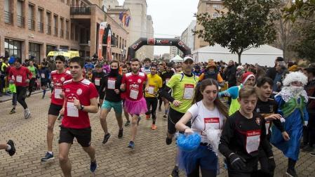 Colorido y disfraces para despedir a la carrera el año en la localidad de Barañáin.