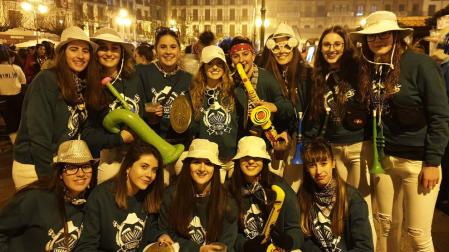 Disfraces y ambiente festivo para recibir el Año Nuevo 2020 en la Plaza del Castillo de Pamplona.