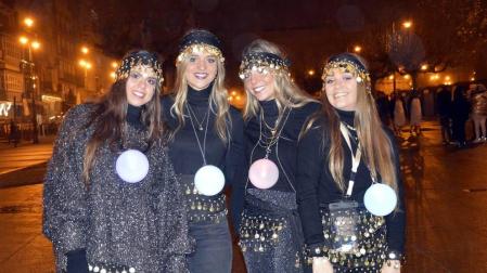 Disfraces y ambiente festivo para recibir el Año Nuevo 2020 en la Plaza del Castillo de Pamplona.
