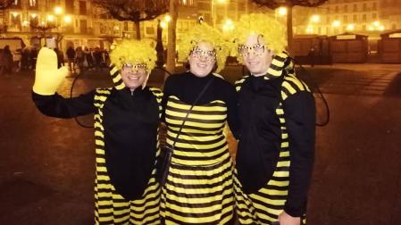 Disfraces y ambiente festivo para recibir el Año Nuevo 2020 en la Plaza del Castillo de Pamplona.