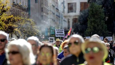 Cientos de pensionistas se manifiestan en Pamplona para pedir "una vida con dignidad"