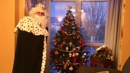 El “enviado” del rey Melchor con sus ropas preparadas para la noche del día 5.