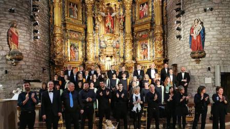 La Coral San Miguel posa con los antiguos directores y los músicos que les acompañaron.