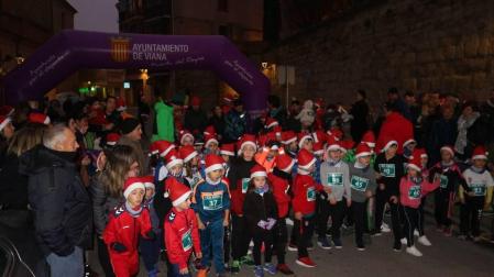 Los niños, en la salida de la San Silvestre de Viana, lucen un gorro de Papá Noel.