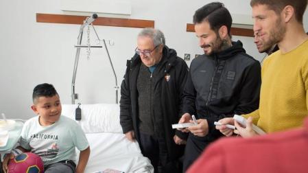 Los futbolistas Juan Pérez, Rubén García, Brandon, Brasanac, Mai Garde, Patricia Zugasti y Leyre Fernández han visitado a los niños ingresados estos días de Navidad en el Complejo Hospitalario de Navarra.
