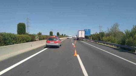 Retenciones en la A-68, en Tudela, tras un accidente entre un camión y una furgoneta
